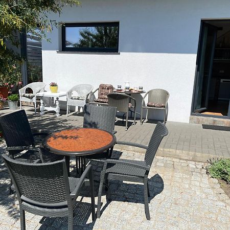 Dom W Trawach Apartman Smoldzinski Las Kültér fotó