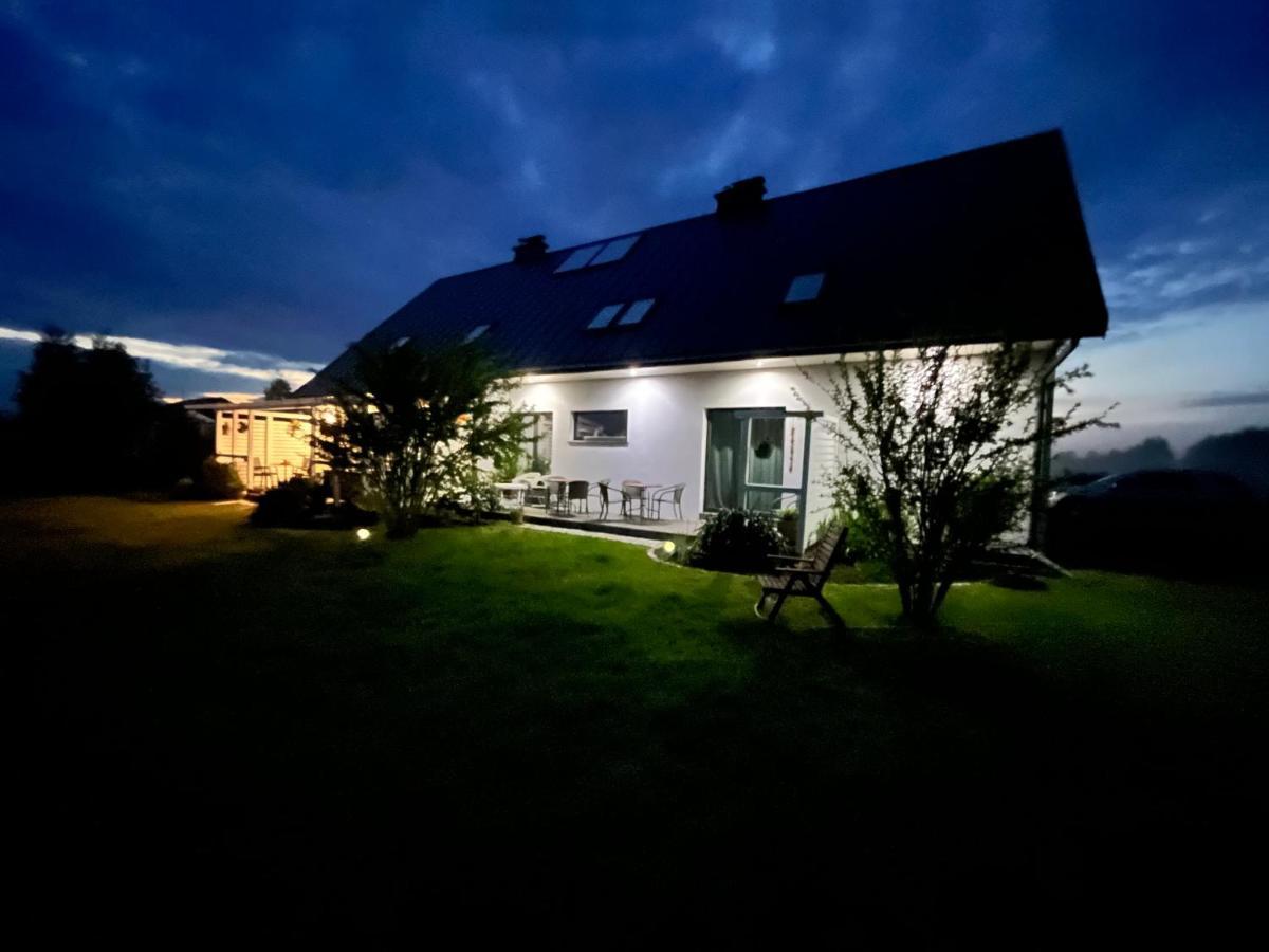 Dom W Trawach Apartman Smoldzinski Las Kültér fotó